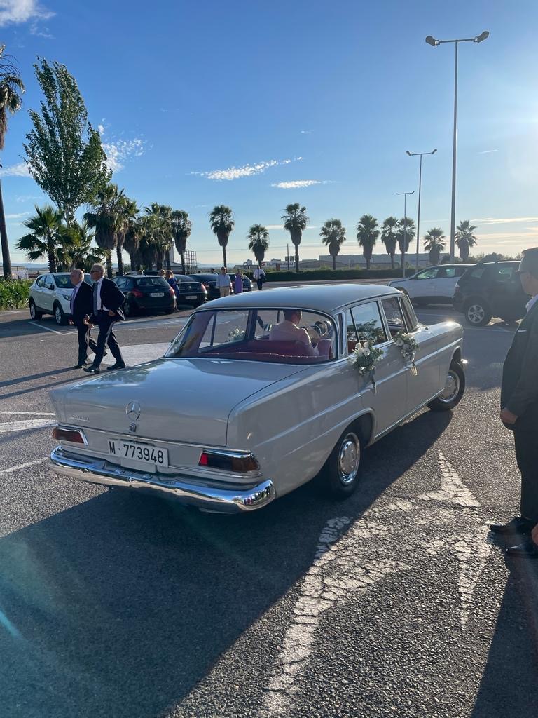 Mercedes 200D vista trasera con novios