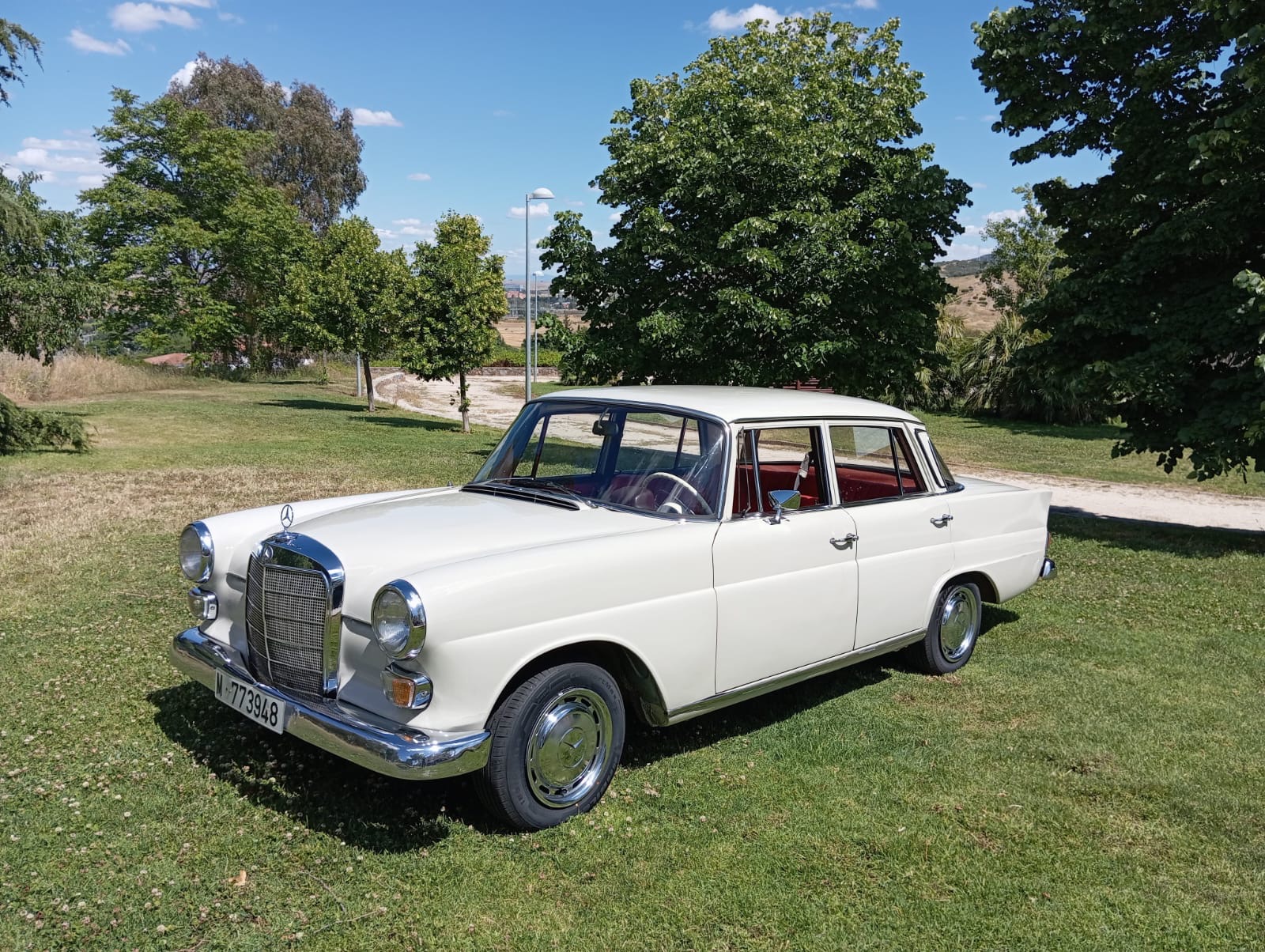 Mercedes 200D blanco de 1969 para bodas