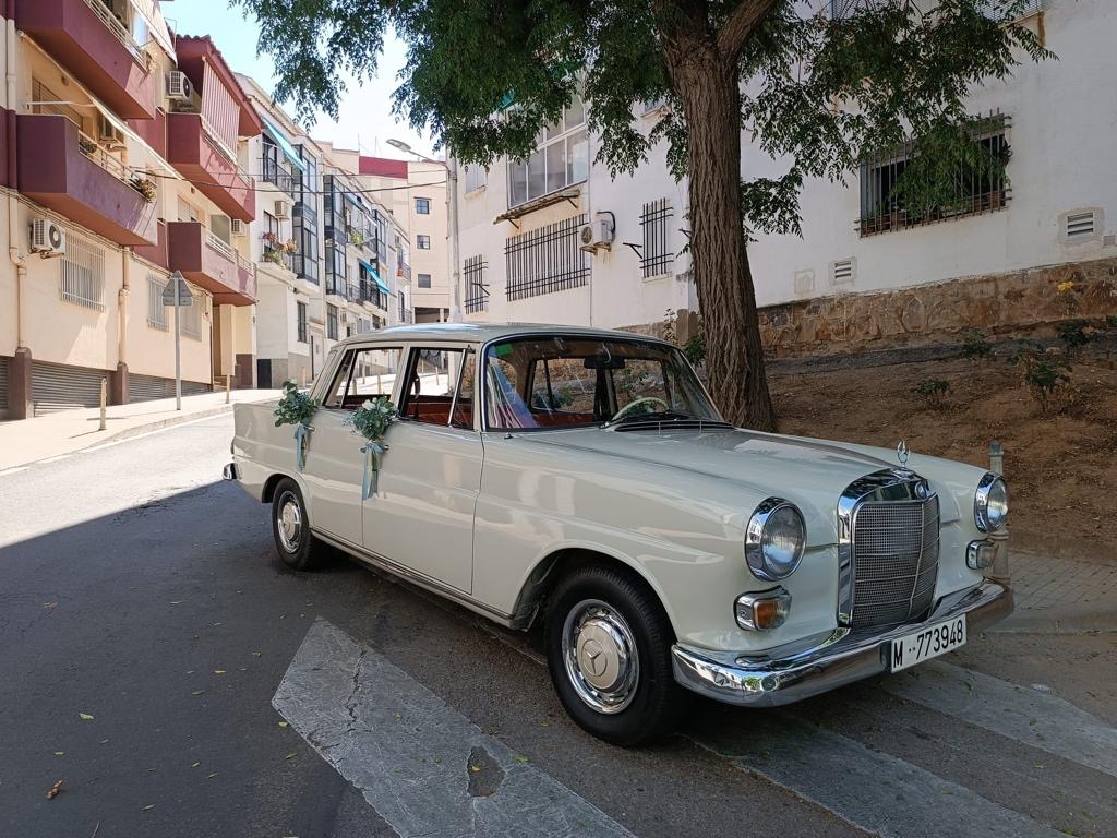 Mercedes clásico decorado para boda